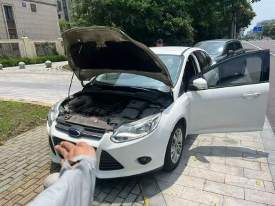 2014年1月 福特 福克斯 兩廂經(jīng)典 1.8L 手動酷白典藏版圖片