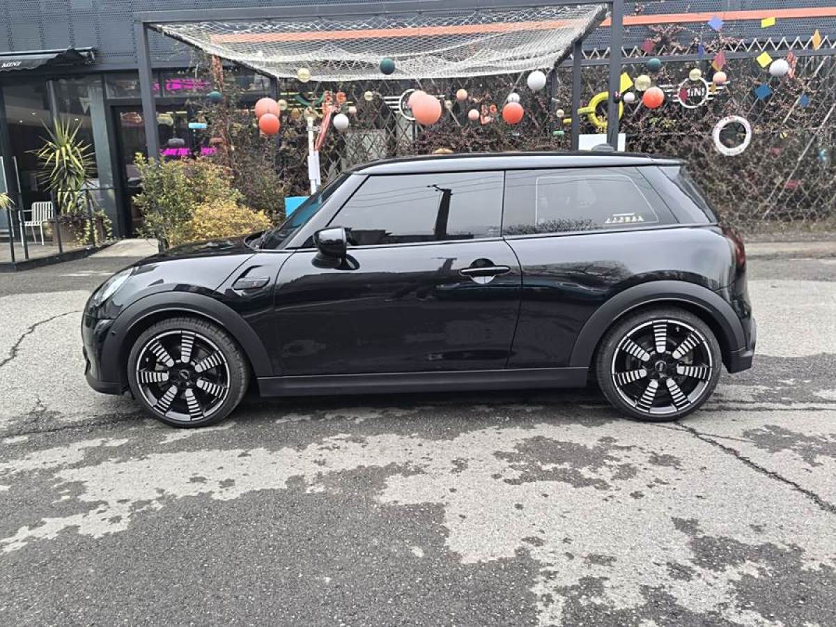 MINI MINI  2023款 改款 2.0T COOPER S 藝術(shù)家圖片