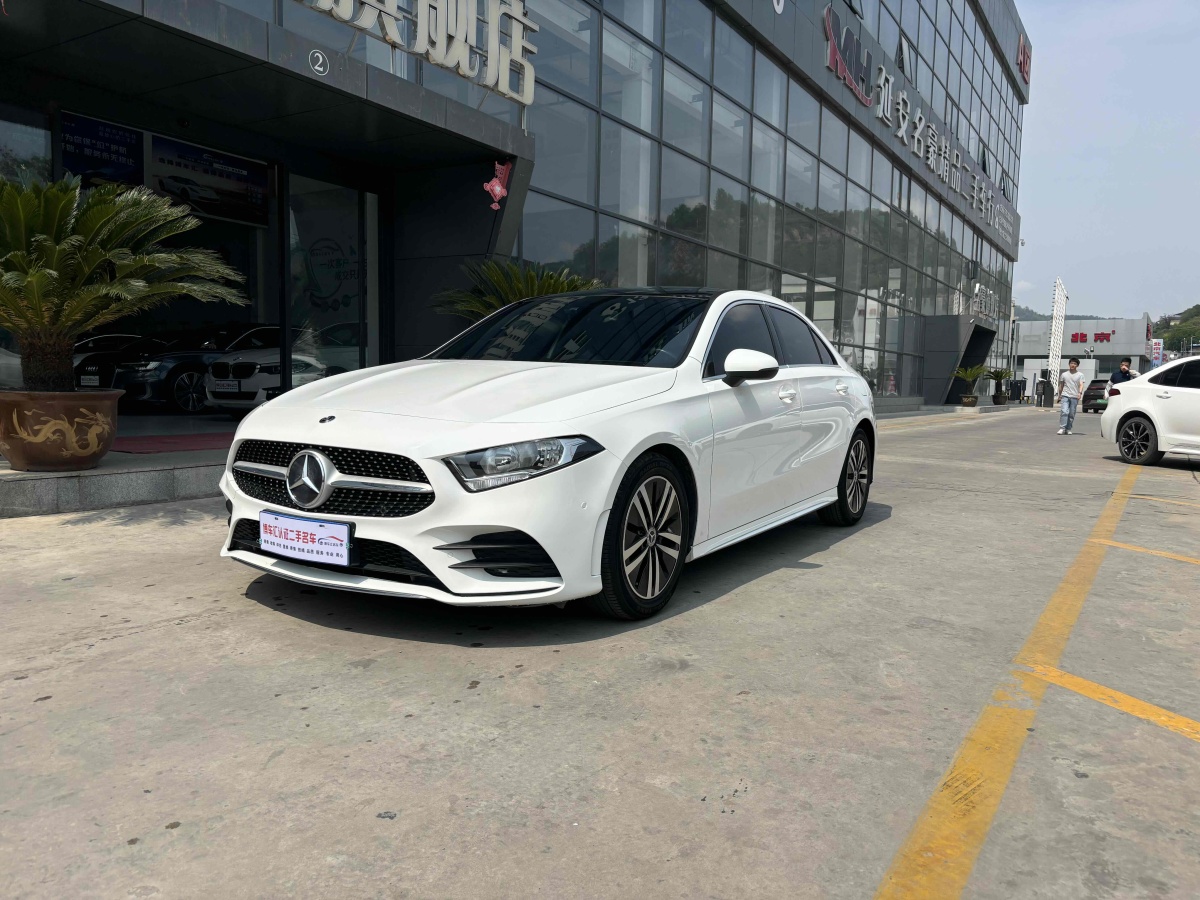 奔馳 奔馳A級  2019款  改款 A 180 L 運(yùn)動轎車圖片