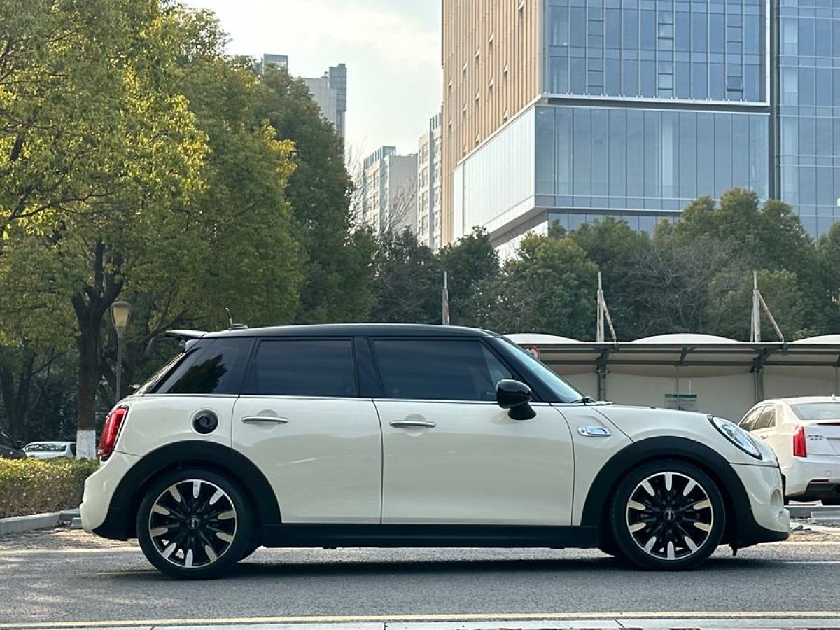 MINI MINI  2016款 2.0T COOPER S 表現(xiàn)派 五門(mén)版圖片