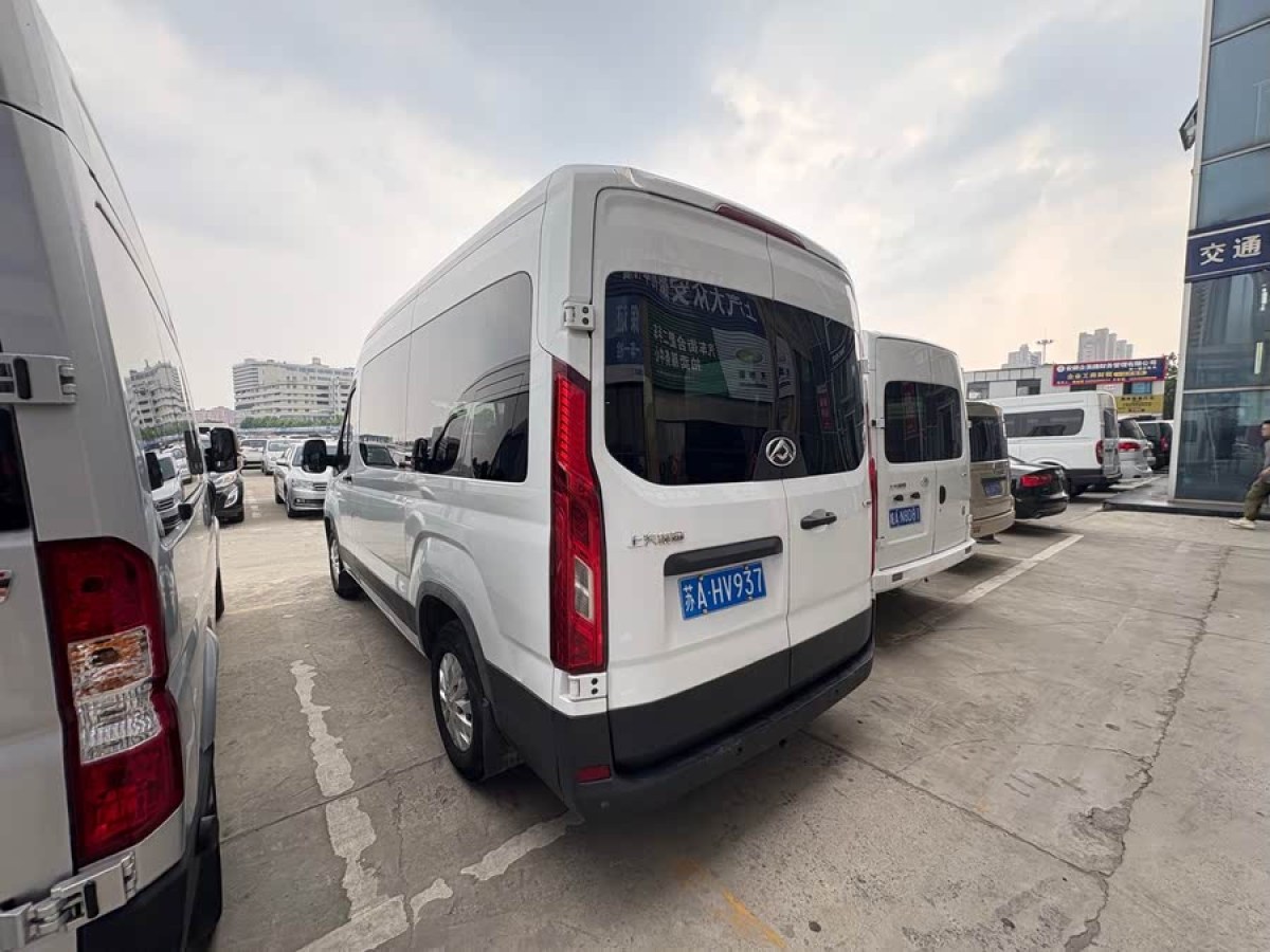 上汽大通 V90  2020款 2.0T 手動運杰版前驅后單胎長軸高頂7座圖片