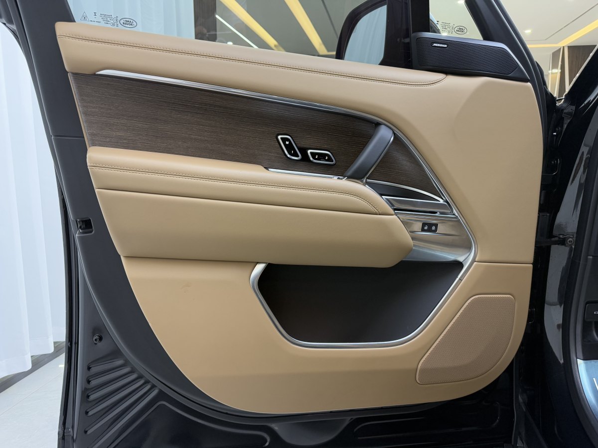 路虎 攬勝  2025款 3.0 L6 400PS 盛世加長(zhǎng)版 七座圖片