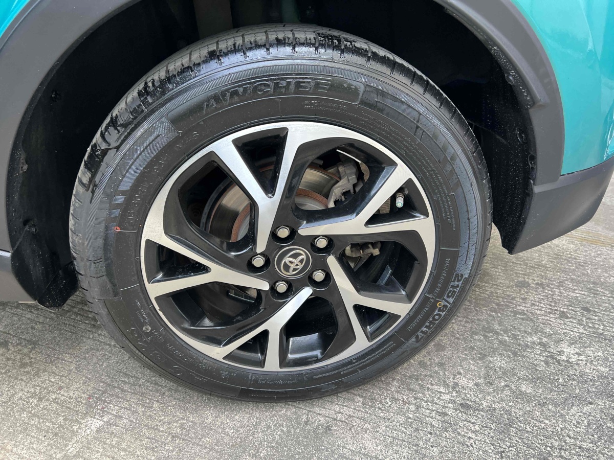 豐田 C-HR  2018款 2.0L 領(lǐng)先天窗版 國VI圖片