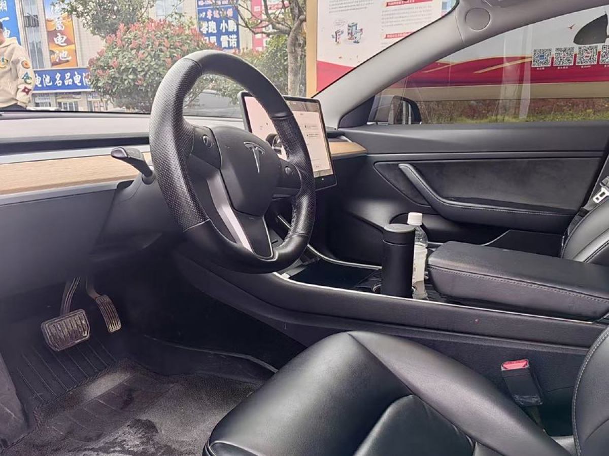 特斯拉 Model 3  2019款 標(biāo)準(zhǔn)續(xù)航后驅(qū)升級(jí)版圖片