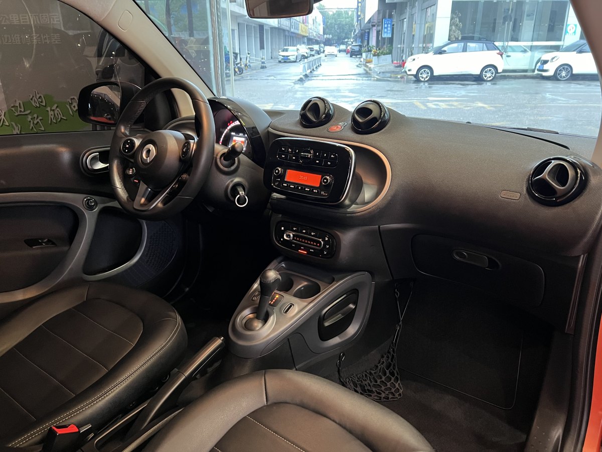 2016年8月smart fortwo  2015款 1.0L 52千瓦硬頂激情版