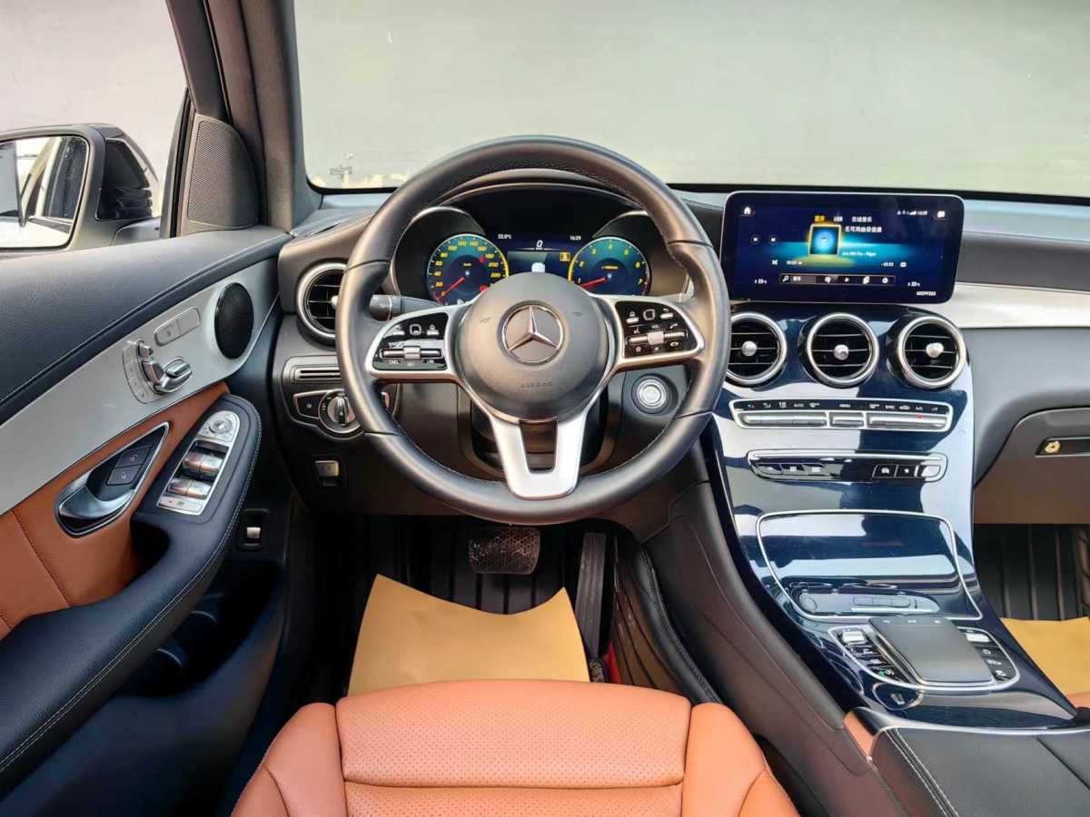 2021年3月奔馳 奔馳GLC  2021款 GLC 260 4MATIC 轎跑SUV