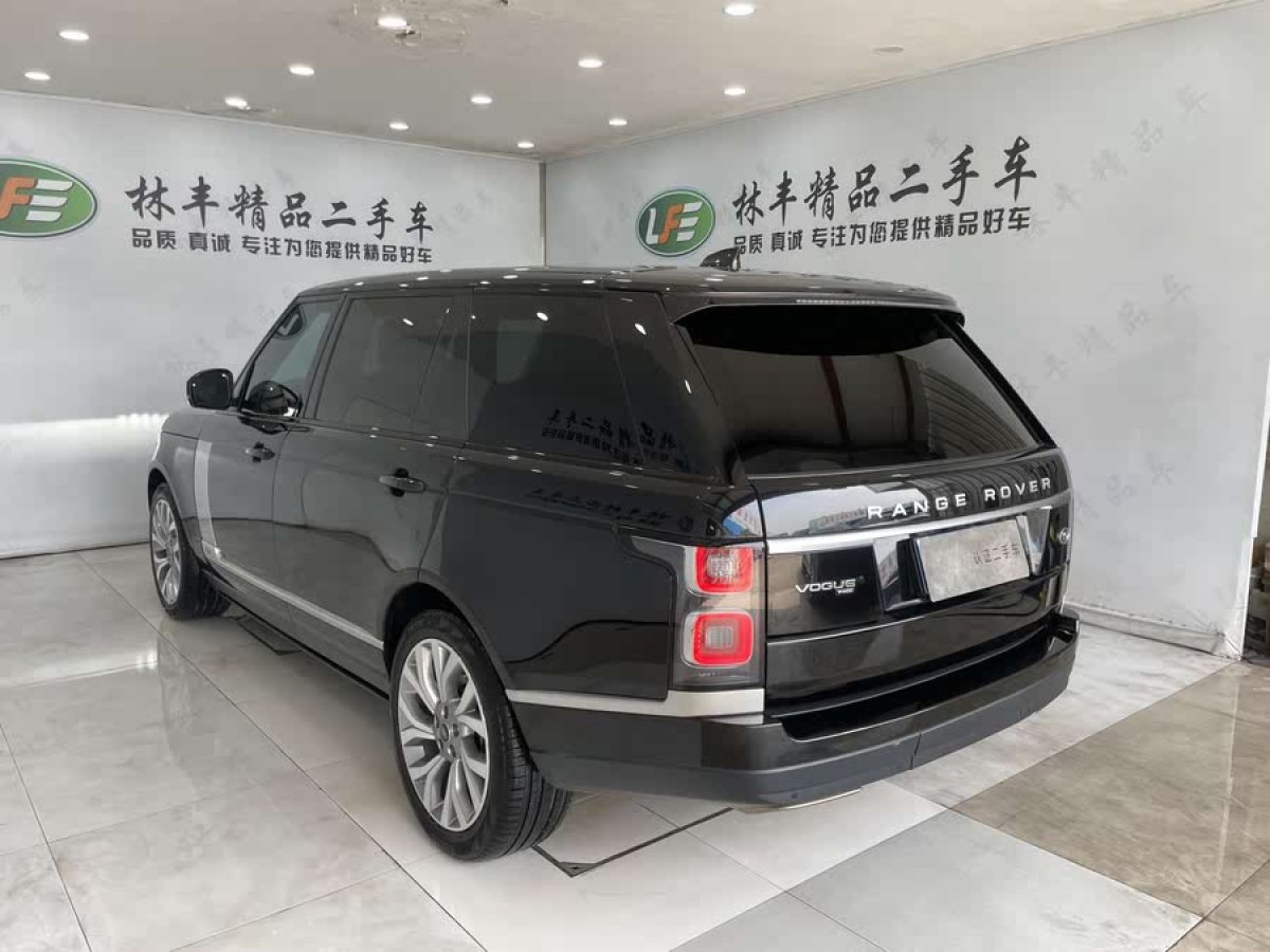 路虎 攬勝  2021款 3.0 L6 傳世加長經(jīng)典版圖片