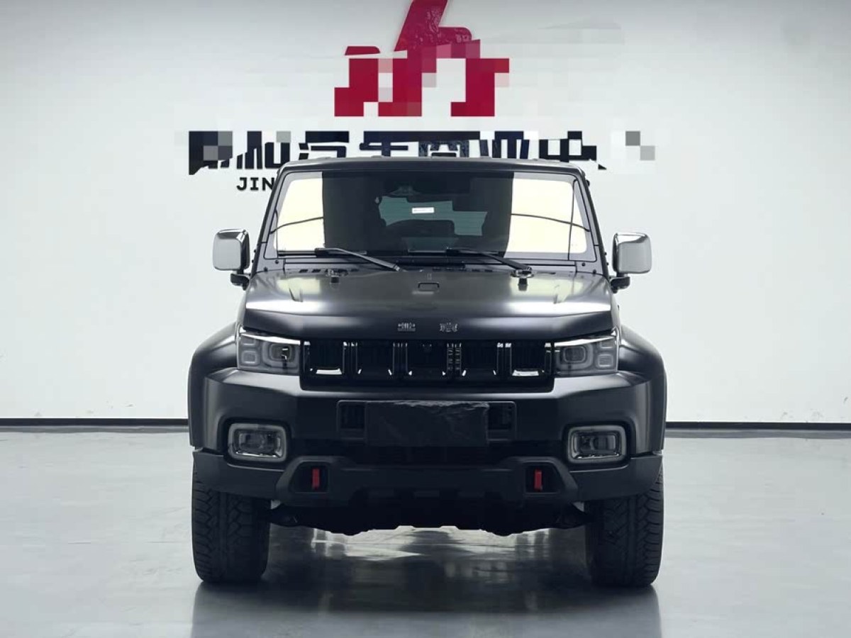 北京 BJ40  2023款 2.0D 自動四驅(qū)刀鋒英雄版?zhèn)b客型圖片