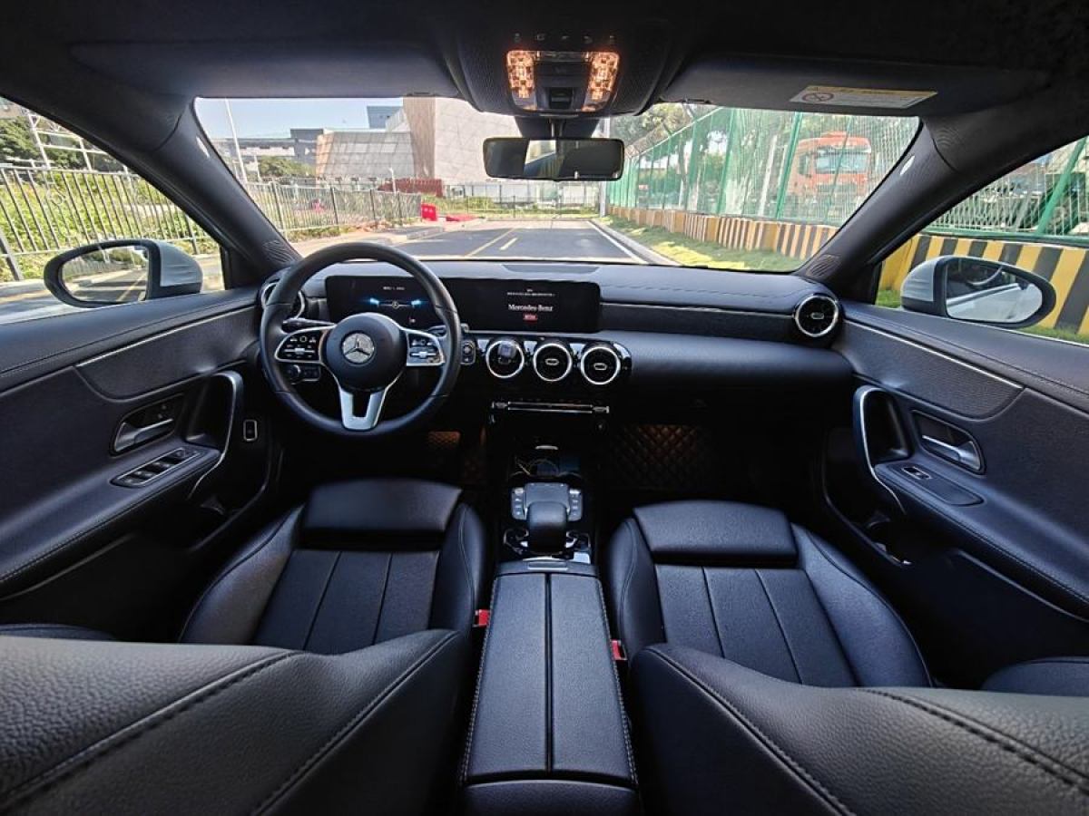 奔驰 奔驰A级  2020款 改款二 A 180 L 运动轿车图片