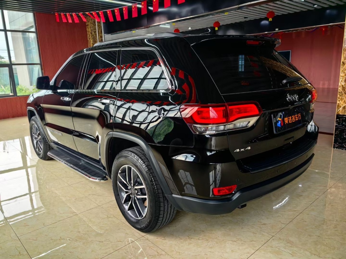 Jeep 大切諾基  2020款 3.0L 專業(yè)導(dǎo)航版圖片