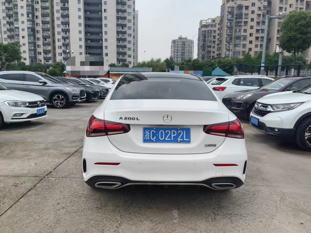 奔馳 奔馳A級(jí)  2022款 改款三 A 200 L 運(yùn)動(dòng)轎車時(shí)尚型圖片