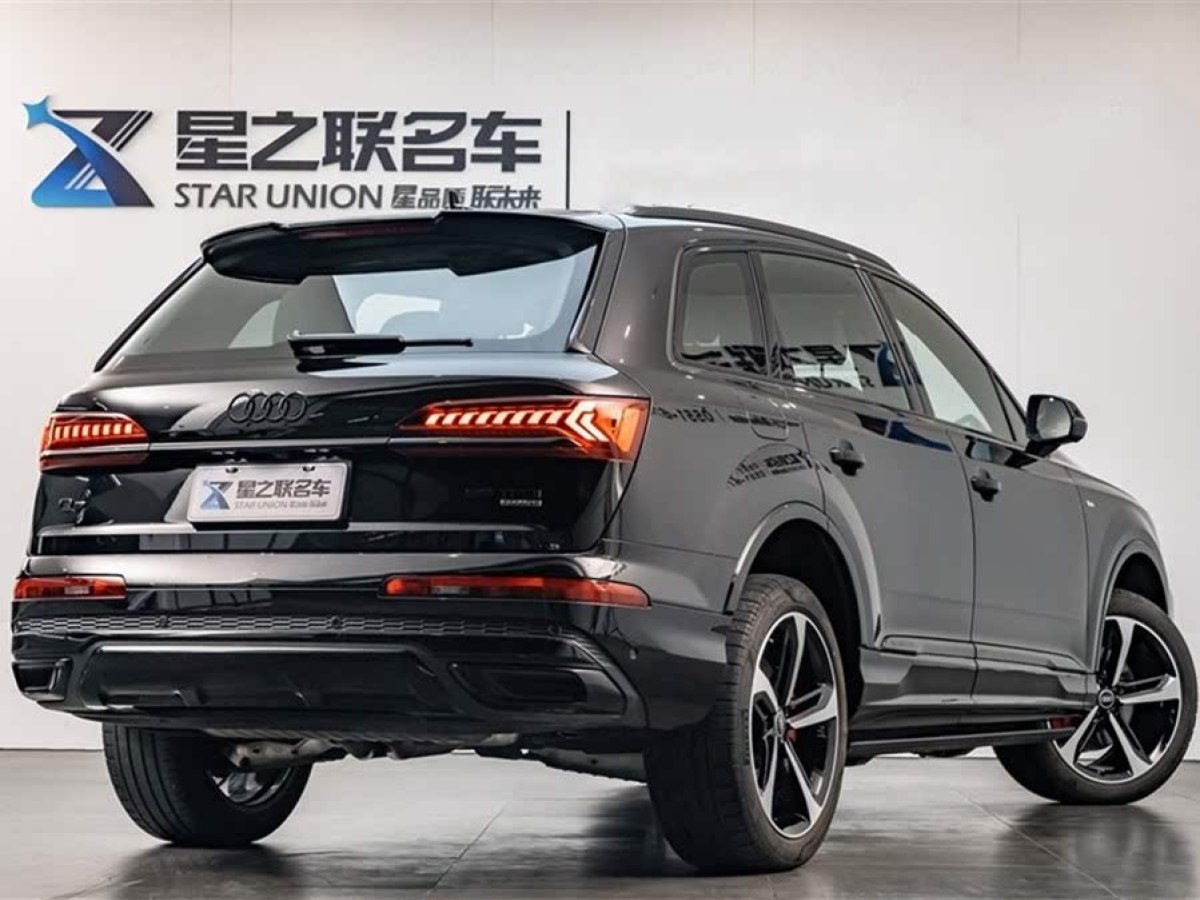 奧迪 奧迪Q7  2023款 55 TFSI quattro S line冰雪運(yùn)動版圖片