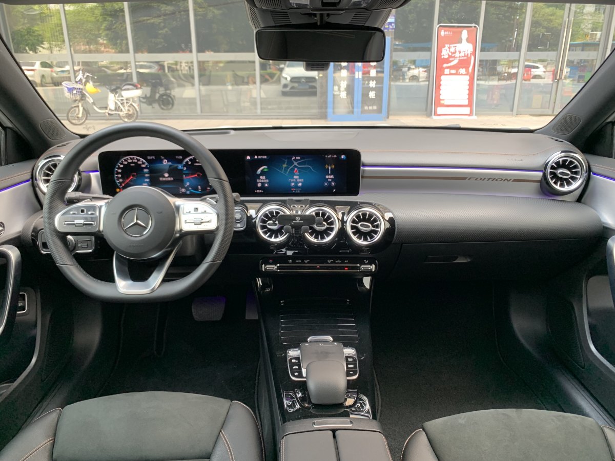 奔驰 奔驰A级  2019款 A 200 L 运动轿车先行特别版图片