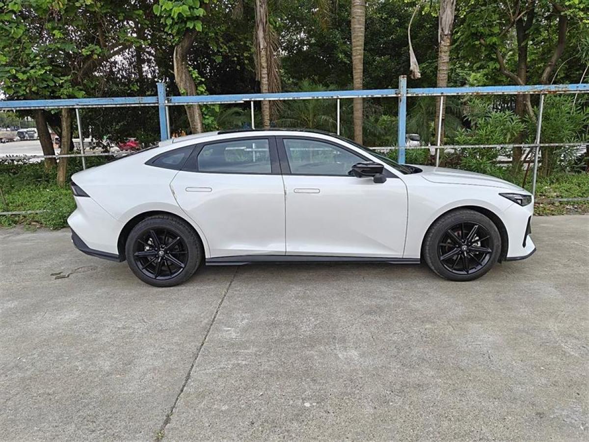 長(zhǎng)安 長(zhǎng)安UNI-V  2023款 1.5T 尊貴型圖片