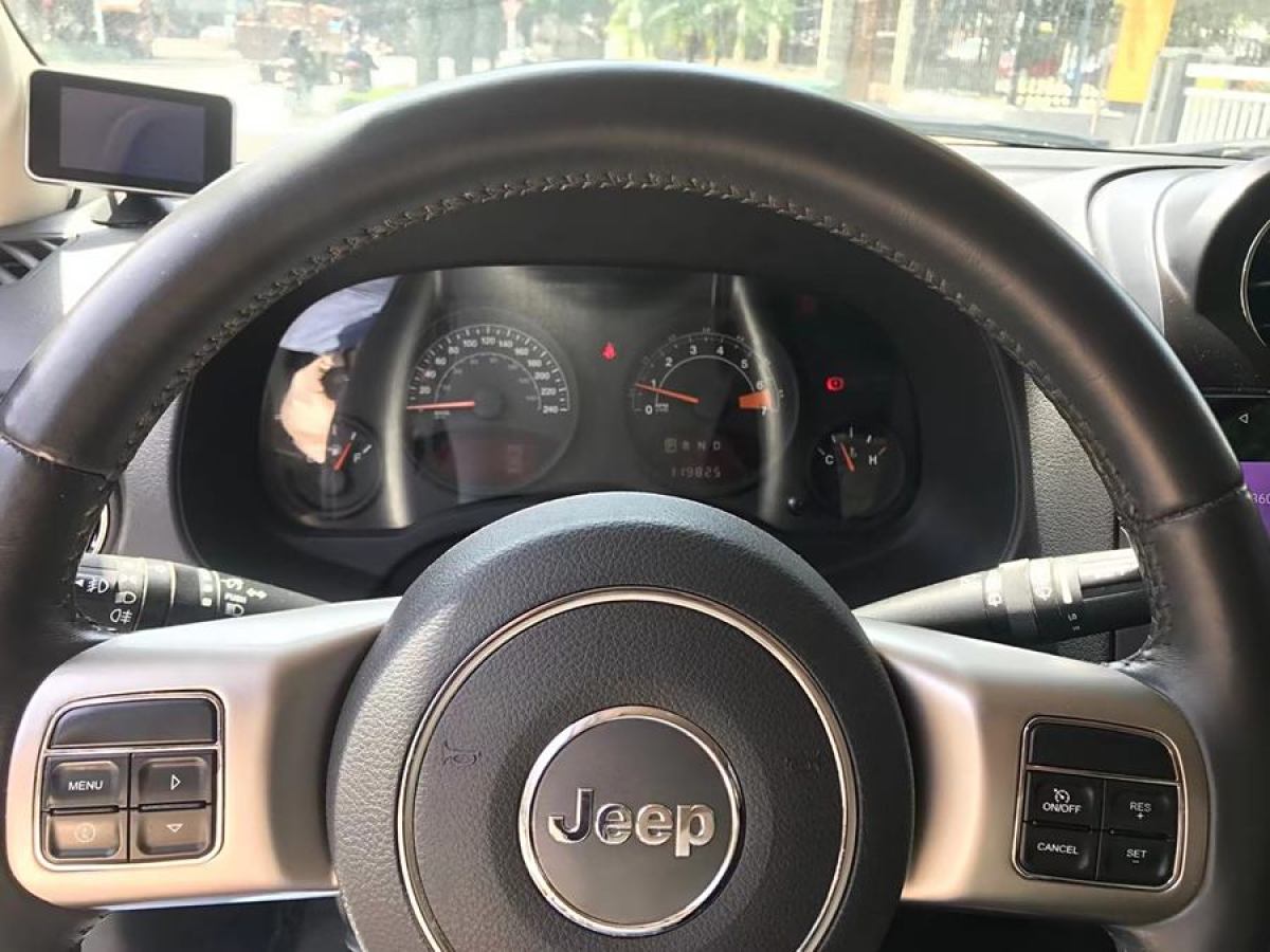 2012年10月Jeep 自由客  2012款 2.4 豪華版