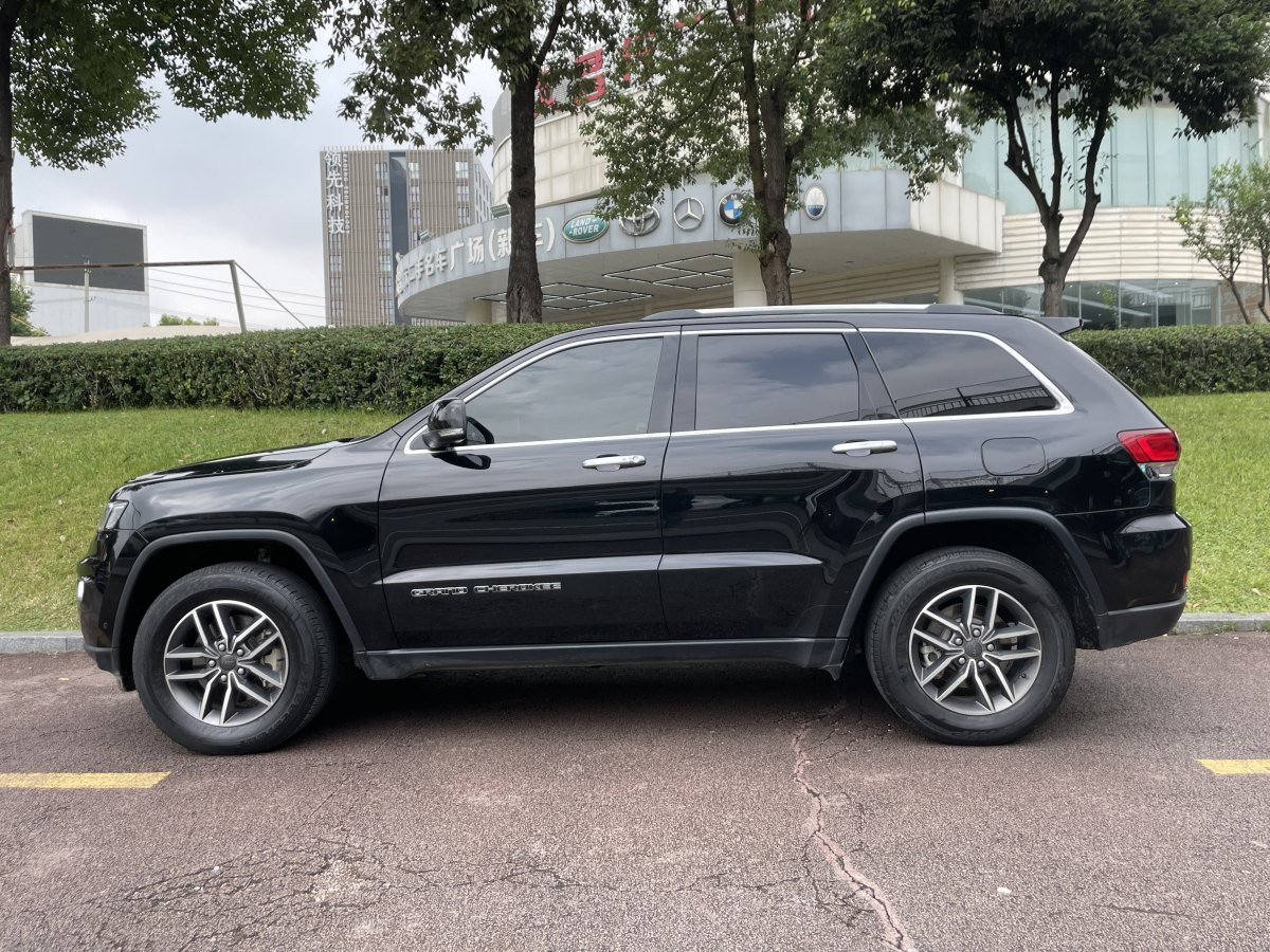 Jeep 大切諾基  2020款 3.0L 專業(yè)導(dǎo)航版圖片