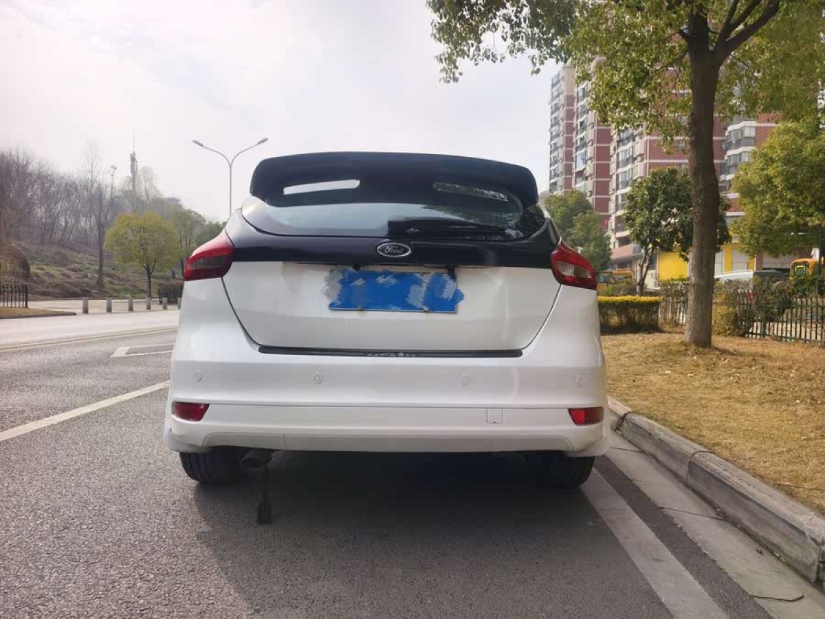 福特 福克斯  2015款 兩廂 EcoBoost 125 自動超能風(fēng)尚型圖片