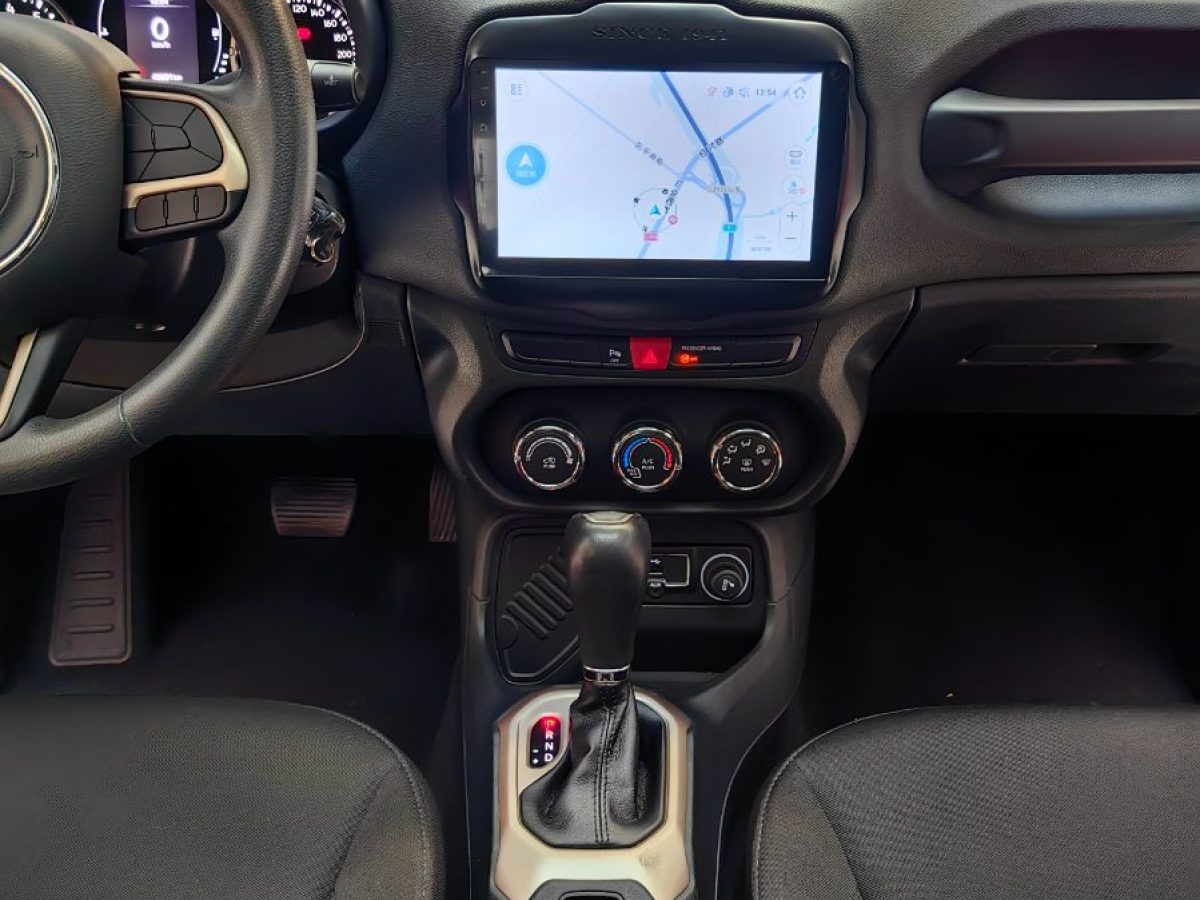 2018年8月Jeep 自由侠  2018款 互联大屏版 180T 自动高能版