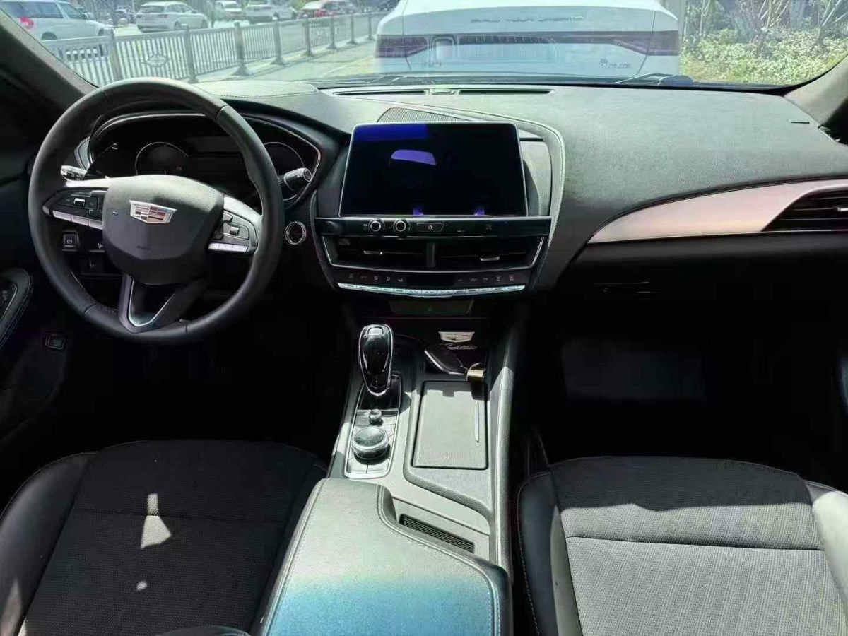 凱迪拉克 XT6  2021款 2.0T 七座兩驅(qū)豪華型圖片