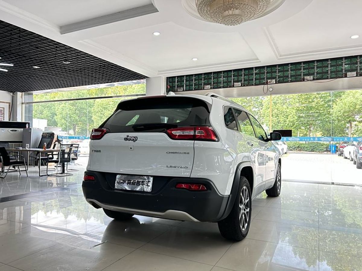 Jeep 自由光  2020款 2.0L 兩驅(qū)經(jīng)典運(yùn)動(dòng)版圖片