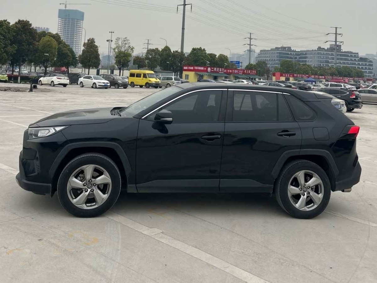 2021年8月豐田 RAV4榮放  2021款 2.0L CVT兩驅(qū)風(fēng)尚版