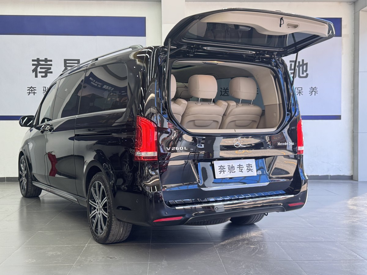 奔馳 V級(jí)  2022款 V 260 L 長(zhǎng)軸距豪華版圖片