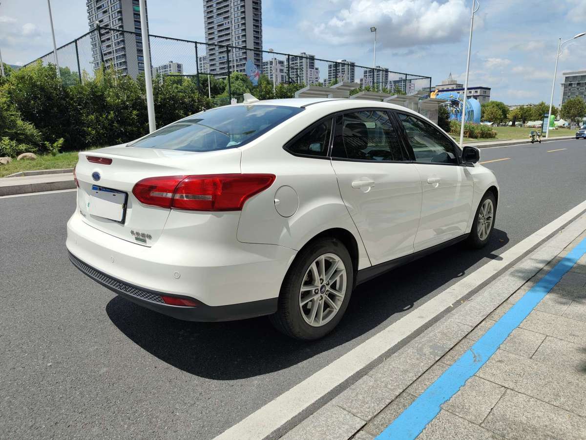 福特 福克斯  2018款 三廂經(jīng)典 EcoBoost 125 自動超能風尚型智行版圖片