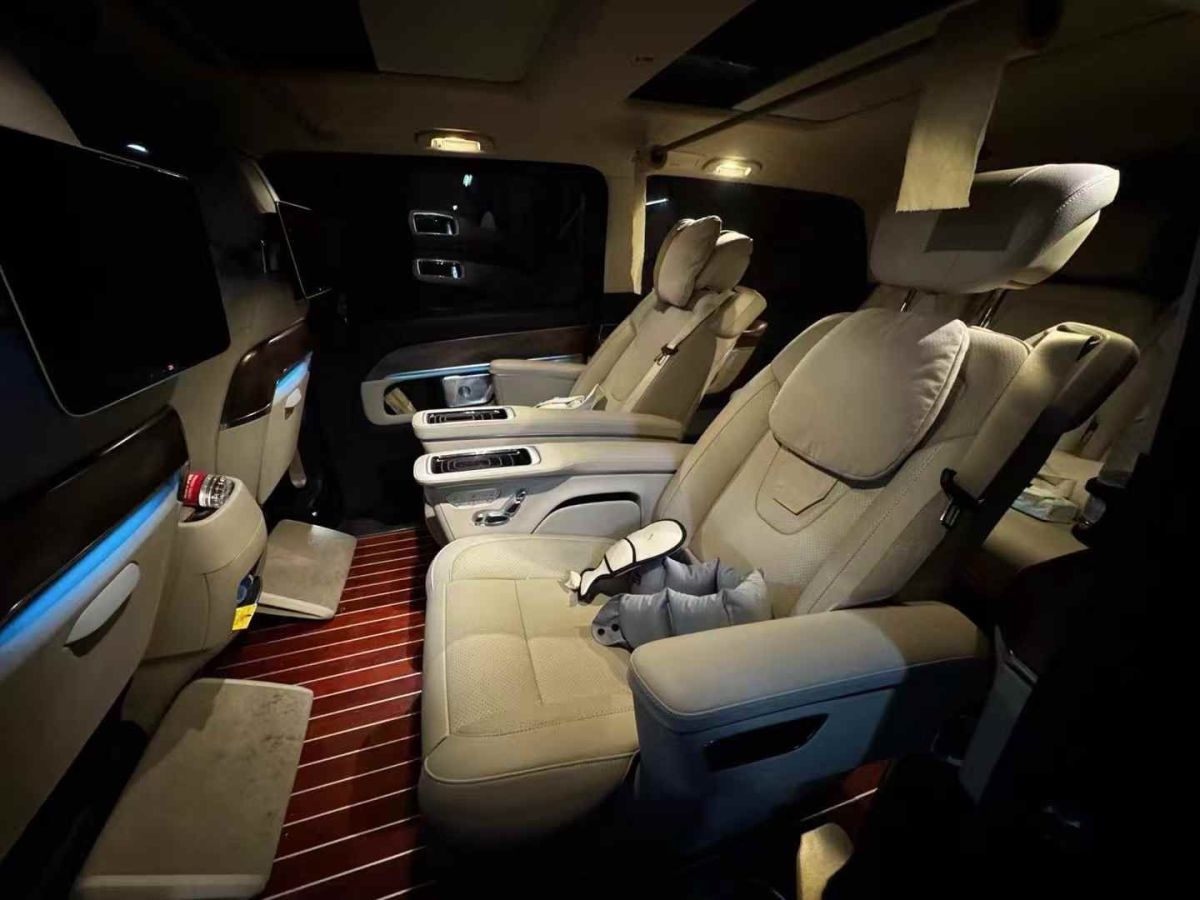 奔馳 禮驪汽車V級(jí)  2023款 醒獅系列 2.0T 琥 7座圖片