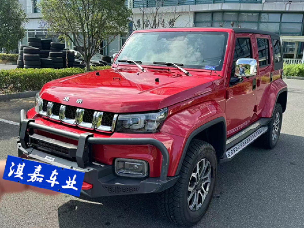 北京 BJ40  2023款 2.0T 自動四驅(qū)城市獵人版?zhèn)b客型圖片