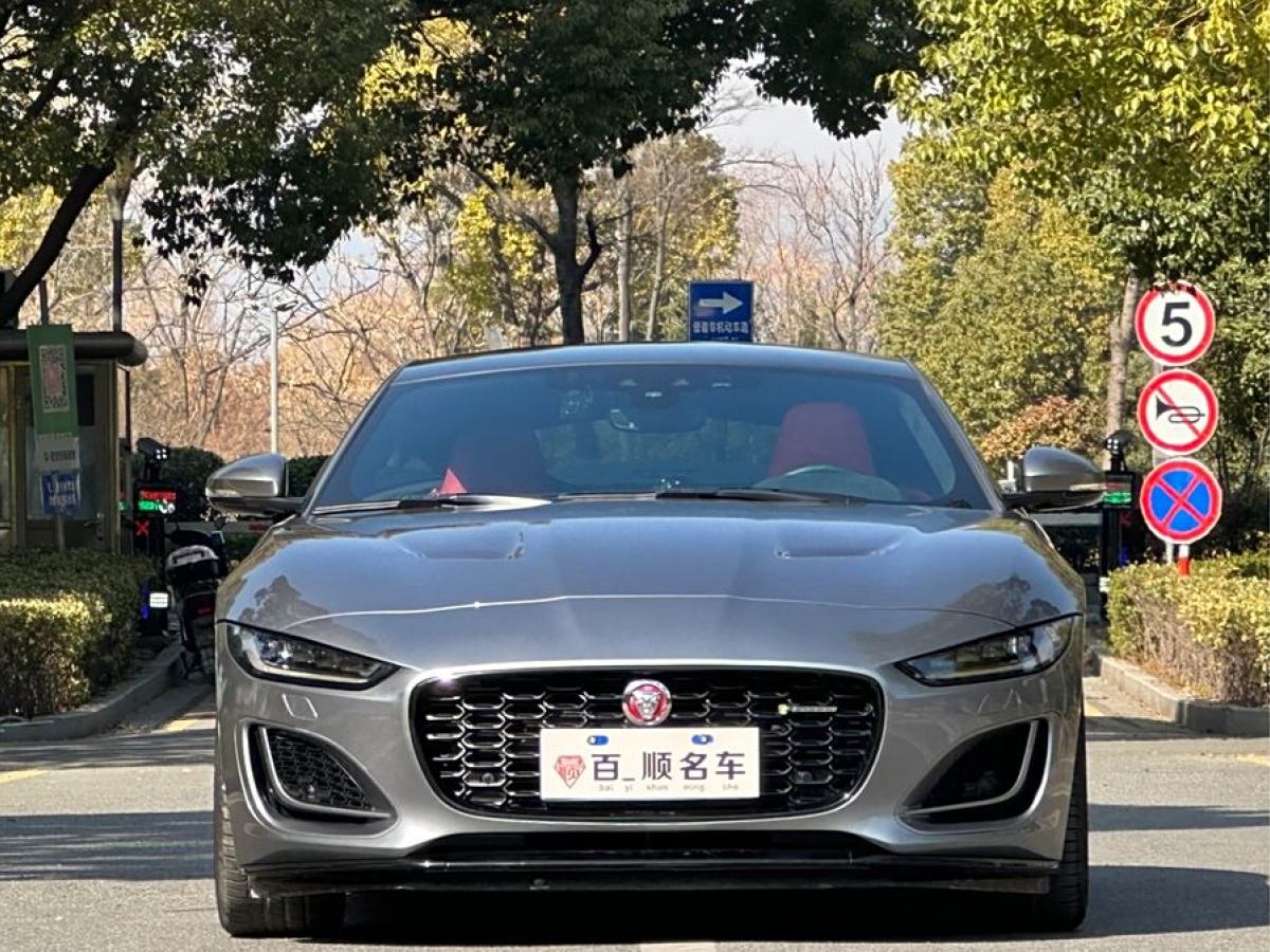 2022年1月捷豹 F-TYPE  2022款 P300 硬頂版 R-DYNAMIC BLACK