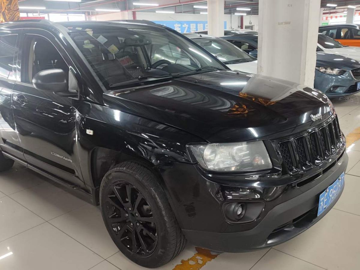 Jeep 指南者  2013款 2.0L 兩驅(qū)炫黑豪華版圖片