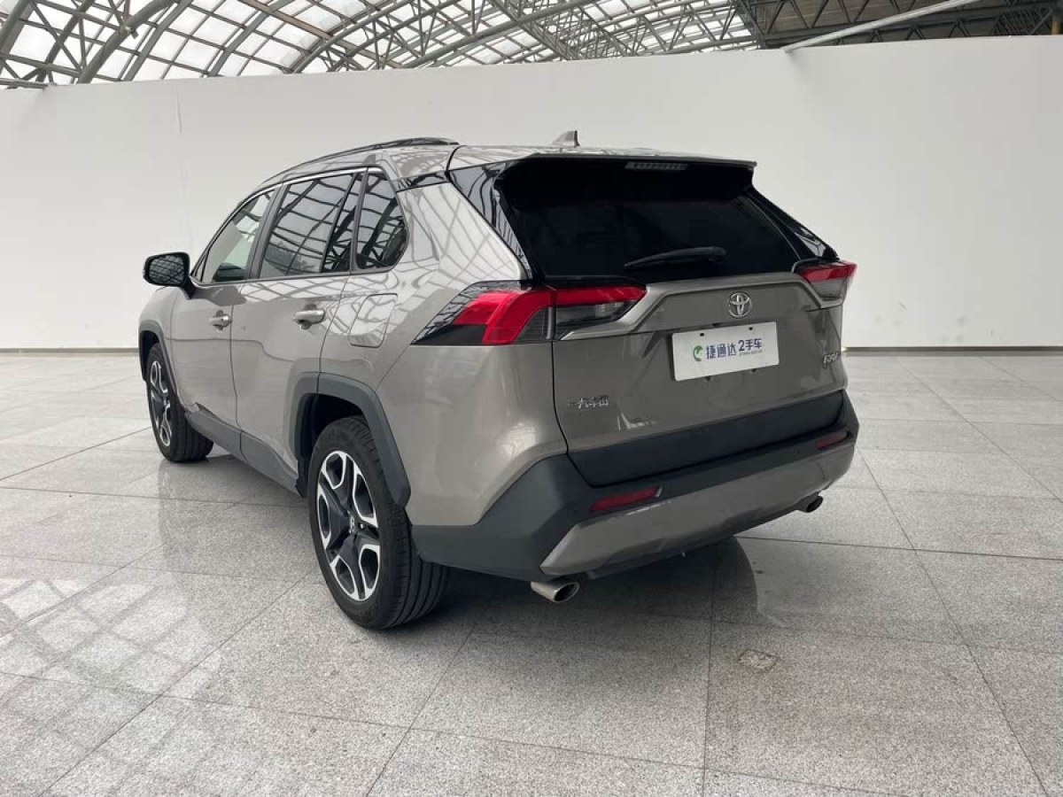 豐田 RAV4榮放  2020款 2.0L CVT兩驅(qū)尊貴版圖片