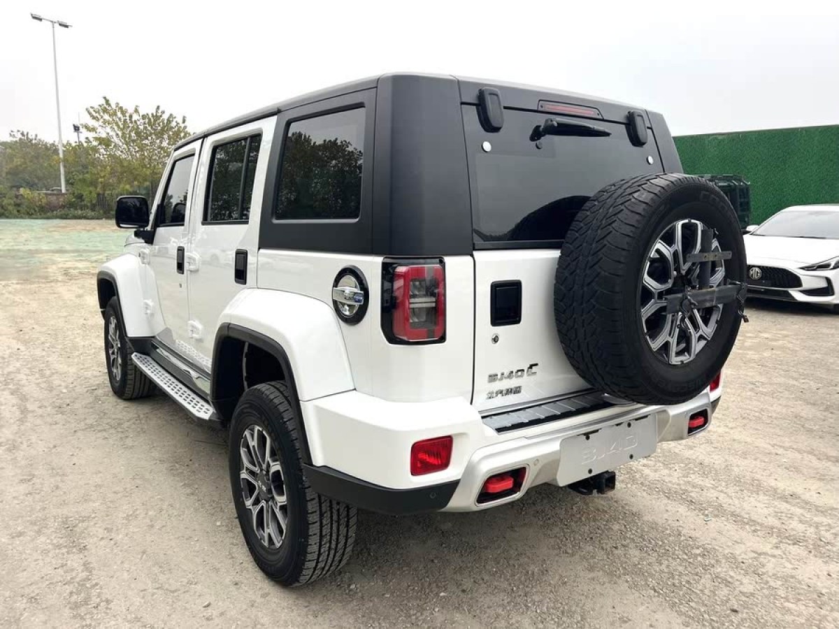 北京 BJ40  2020款 2.0T 自動(dòng)四驅(qū)城市獵人版?zhèn)b客型圖片