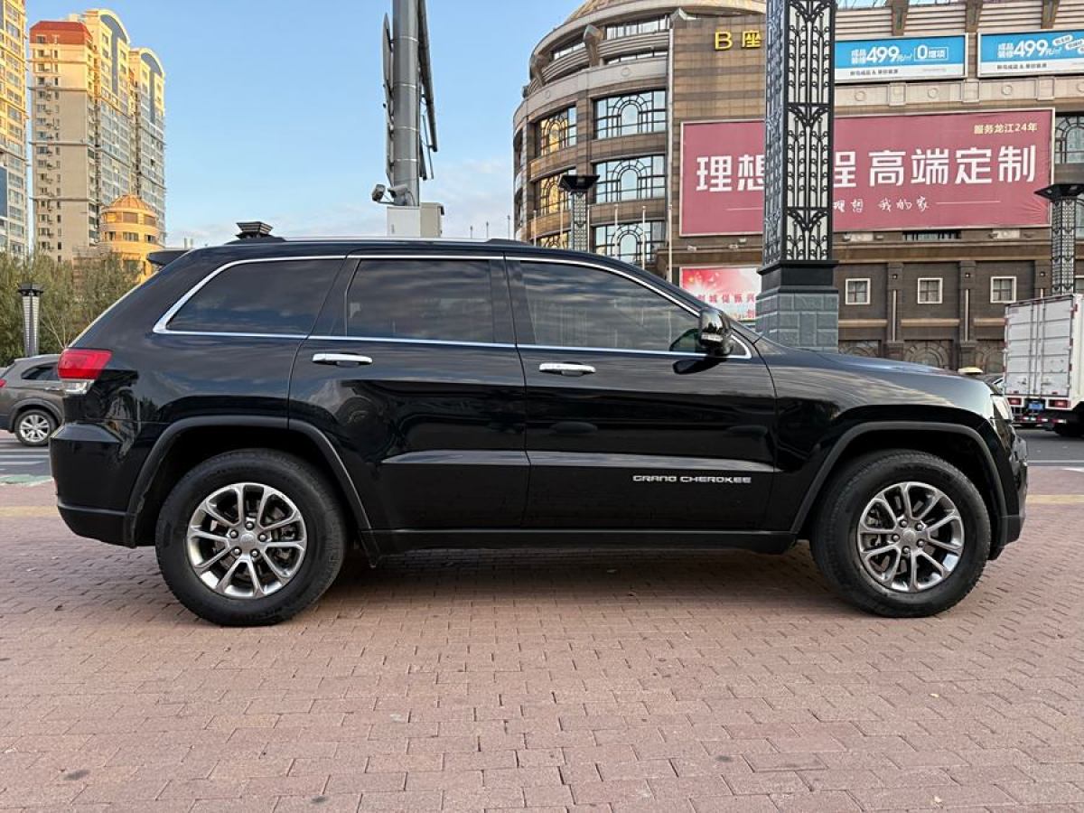 2015年1月Jeep 大切諾基  2014款 3.6L 精英導(dǎo)航版