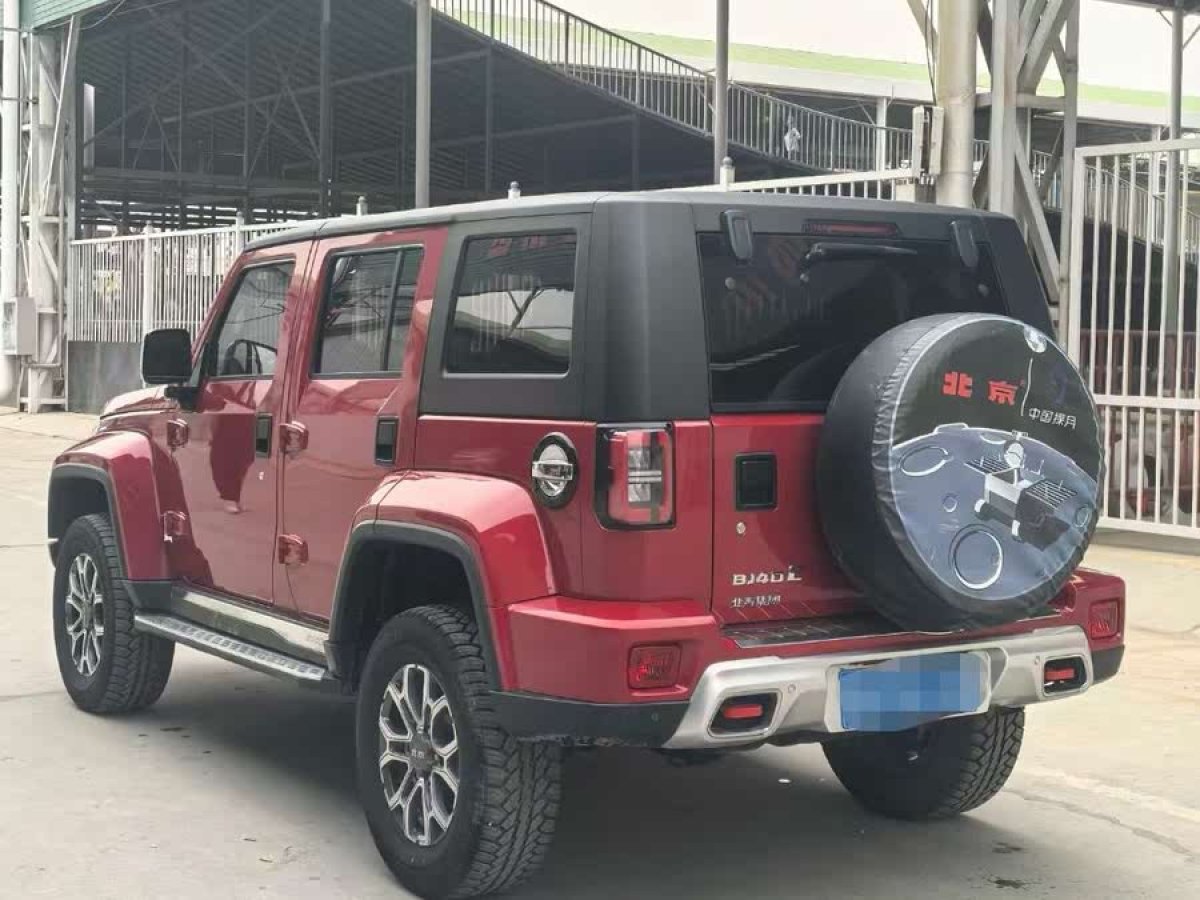 北京 BJ40  2023款 2.0T 自動(dòng)四驅(qū)城市獵人版?zhèn)b客型圖片