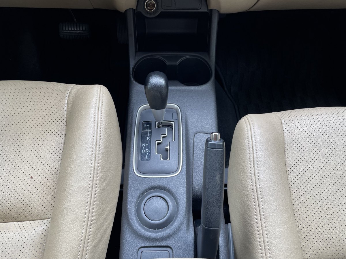 2016年10月三菱 欧蓝德  2016款 2.0L 两驱舒适版 5座