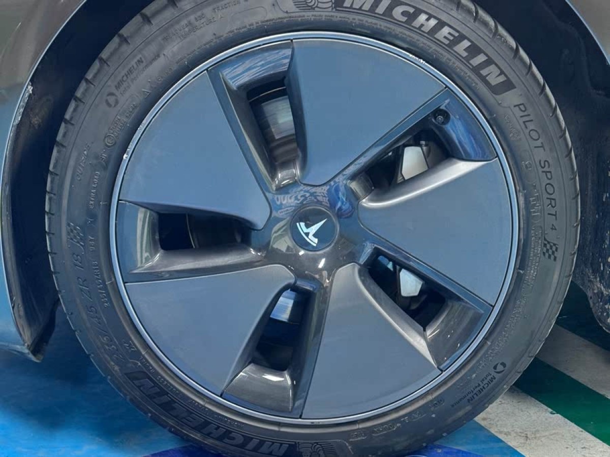 特斯拉 Model 3  2021款 標(biāo)準(zhǔn)續(xù)航后驅(qū)升級版 3D6圖片