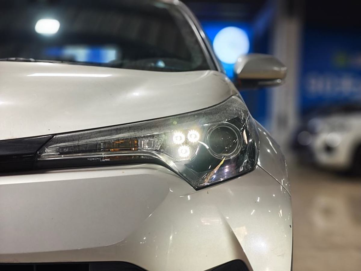 豐田 C-HR  2020款 2.0L 領(lǐng)先版圖片