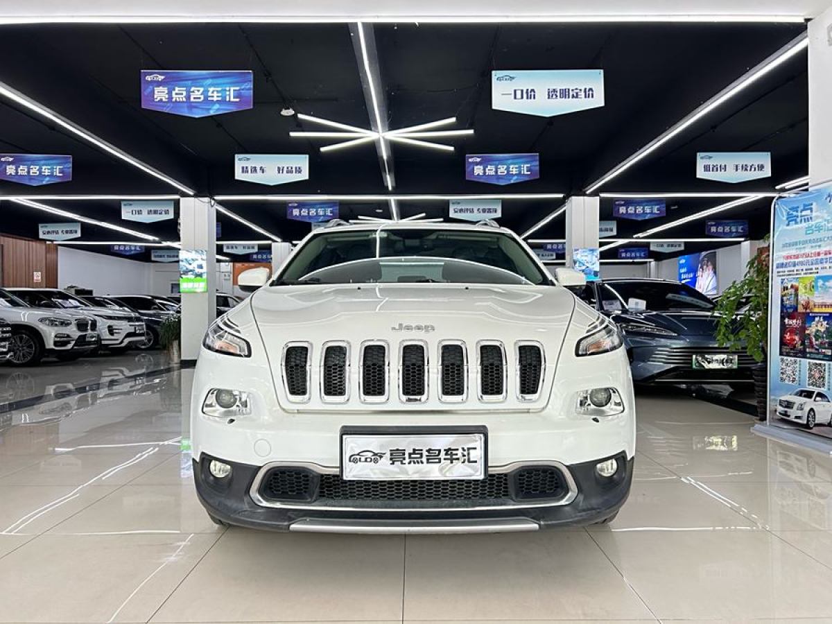 Jeep 自由光  2020款 2.0L 兩驅(qū)經(jīng)典運(yùn)動(dòng)版圖片