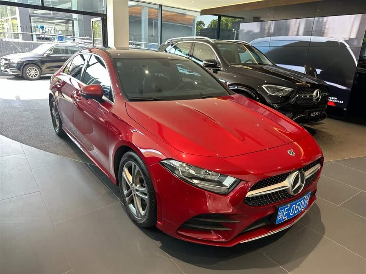 奔馳 奔馳A級(jí)  2021款 改款 A 180 L 運(yùn)動(dòng)轎車圖片