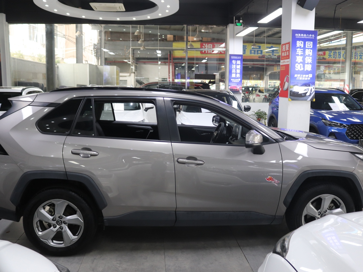 2020年12月豐田 RAV4  2018款 榮放 2.0L CVT兩驅(qū)風(fēng)尚版