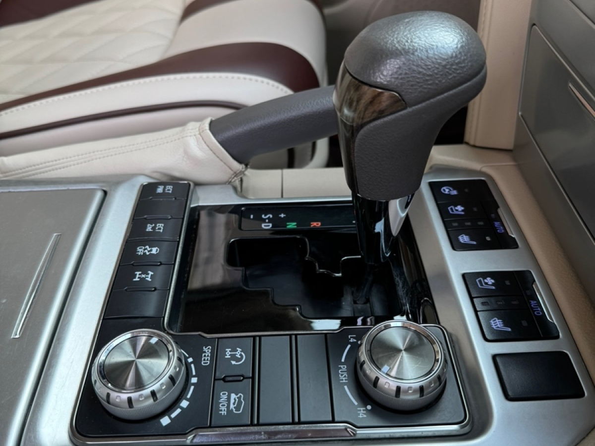 2020年9月丰田 兰德酷路泽  2015款 4.0L V6 中东低配版