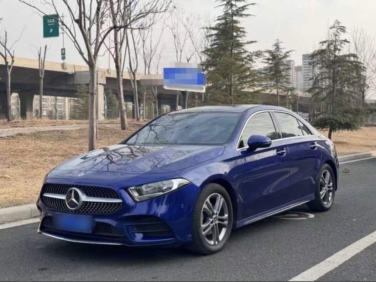 奔馳 奔馳A級(jí)  2020款 改款 A 180 L 運(yùn)動(dòng)轎車圖片