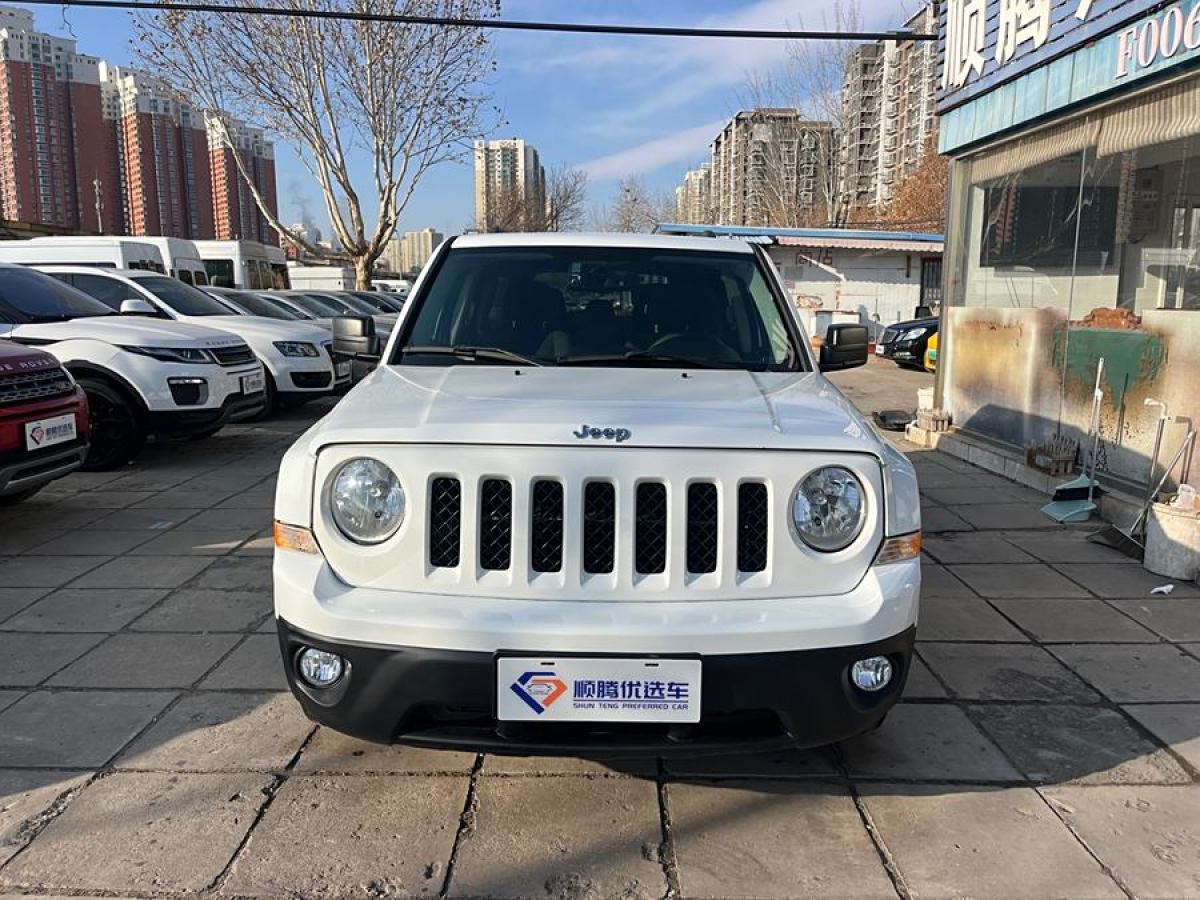 Jeep 自由客  2014款 2.0L 運(yùn)動(dòng)增強(qiáng)版圖片