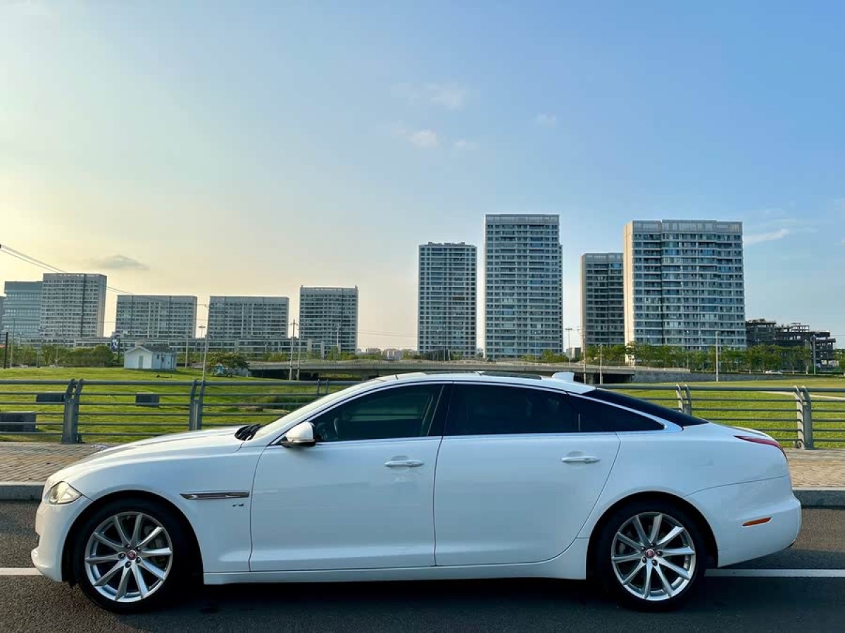 捷豹 XJ  2016款 XJL 3.0 SC 四驅(qū)全景商務版圖片