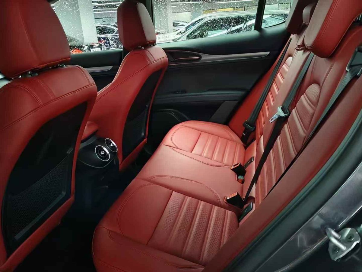 阿爾法·羅密歐 Stelvio 圖片