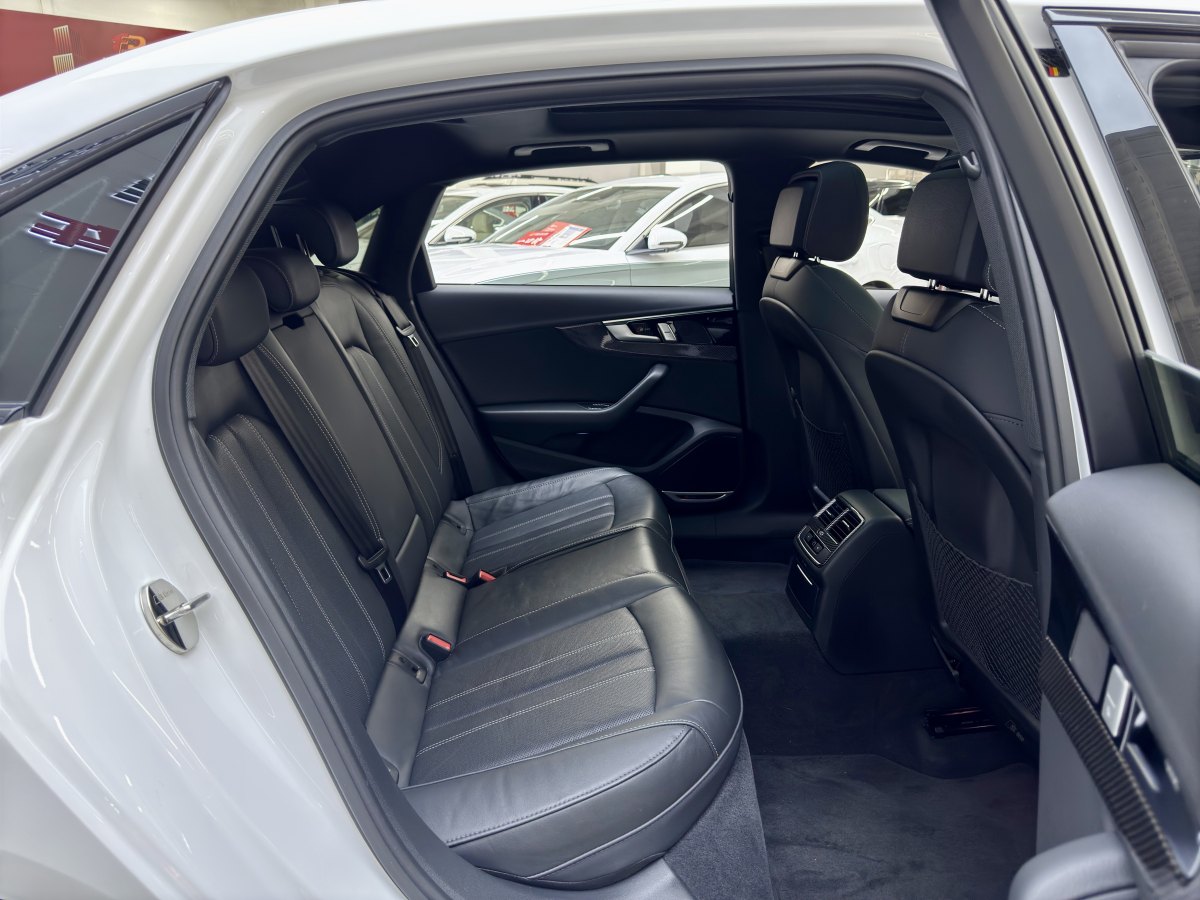 2022年2月奧迪 奧迪A4L  2022款 45 TFSI quattro 臻選動感型