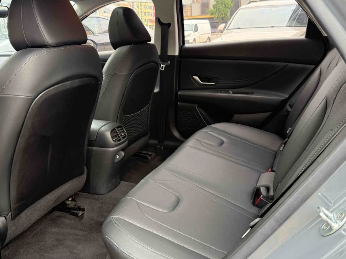現(xiàn)代 伊蘭特  2022款 1.5L CVT LUX尊貴版圖片