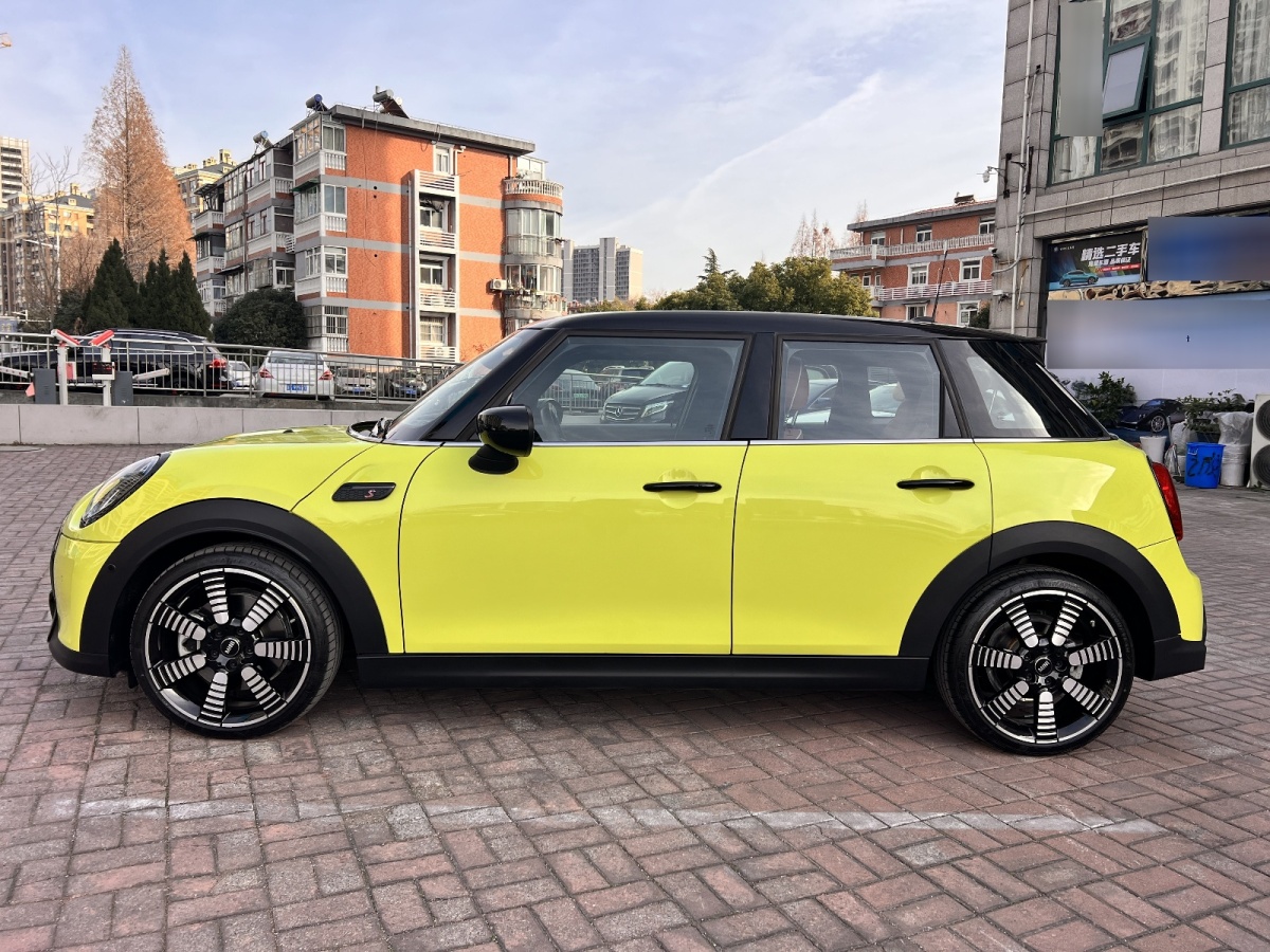 MINI MINI  2023款 改款 2.0T COOPER S 藝術(shù)家 五門版圖片