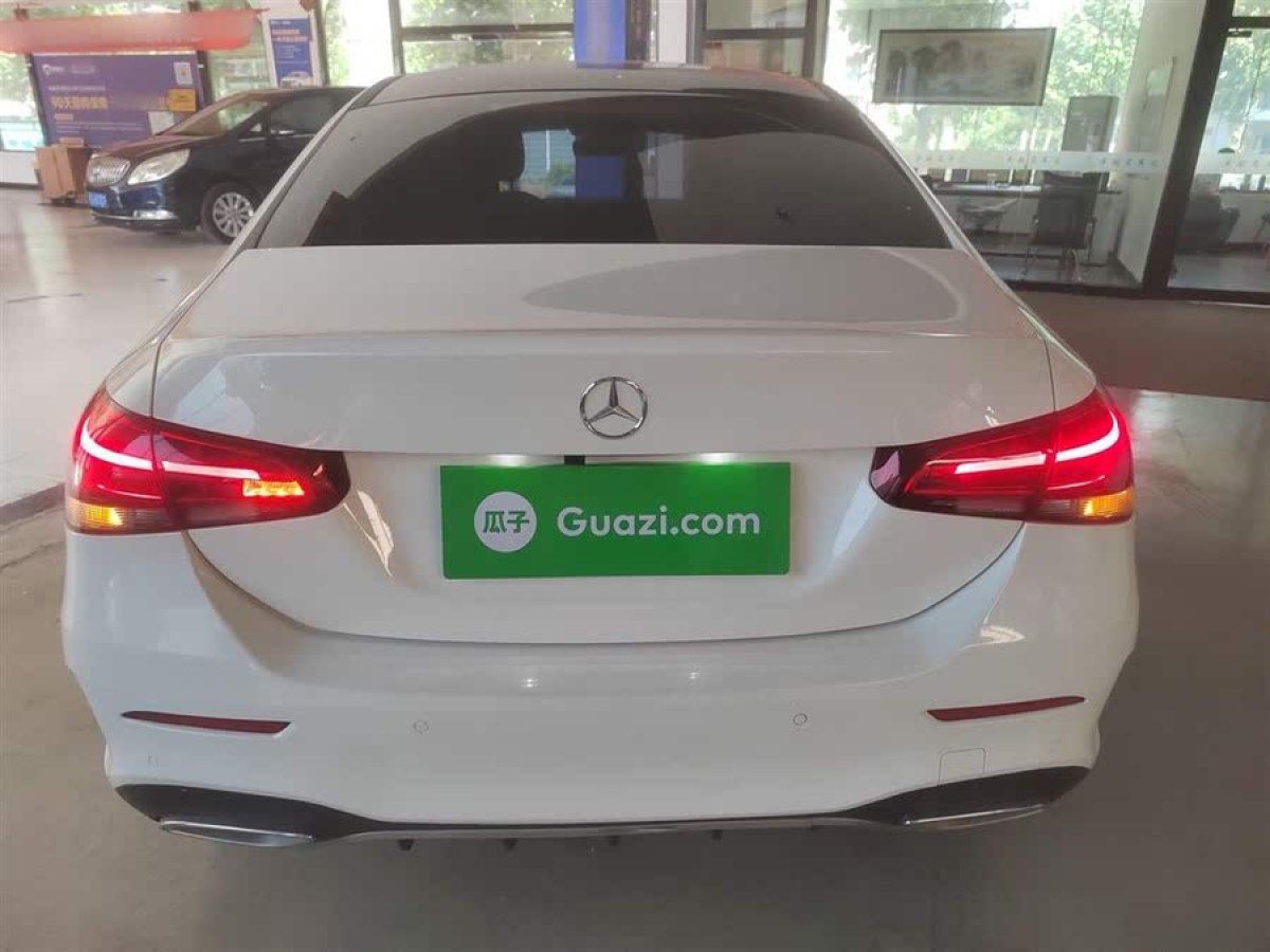 奔馳 奔馳A級(jí)  2019款  改款 A 180 L 運(yùn)動(dòng)轎車圖片